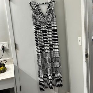 Black and White Maxi Dress 1X ☀️